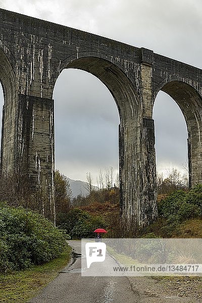 Glenfinnan Railway Viaduct  mit Wanderer  Glenfinnan  West Highlands  Schottland  Großbritannien  Schottland