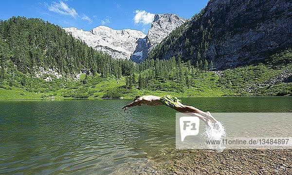 Junger Mann springt ins Wasser  Grünsee am Wanderweg zum Kärlinger Haus  Nationalpark Berchtesgaden  Berchtesgadener Land  Oberbayern  Bayern  Deutschland  Europa