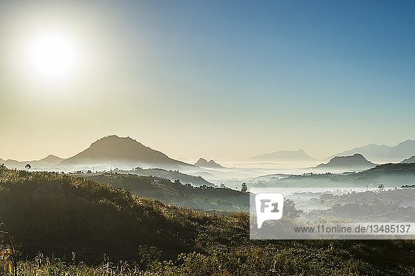 Nebel über den Bergen bei Sonnenaufgang um Blantyre Malawi Afrika