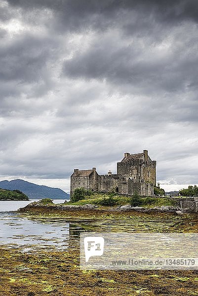 Eilean Donan Castle am Loch Duich  Dornie  Schottische Highlands  Schottland  Vereinigtes Königreich  Europa