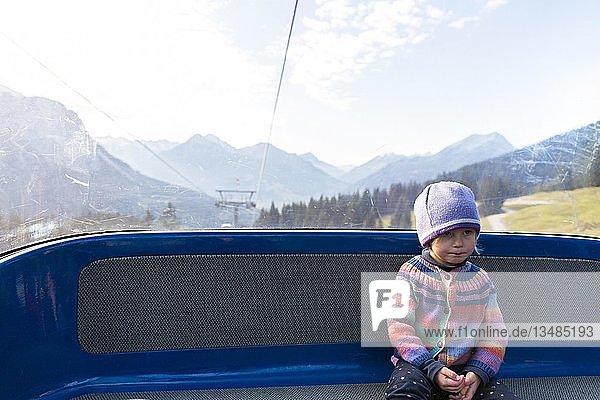 Kleinkind fährt mit Bergbahn Deutschland Europa