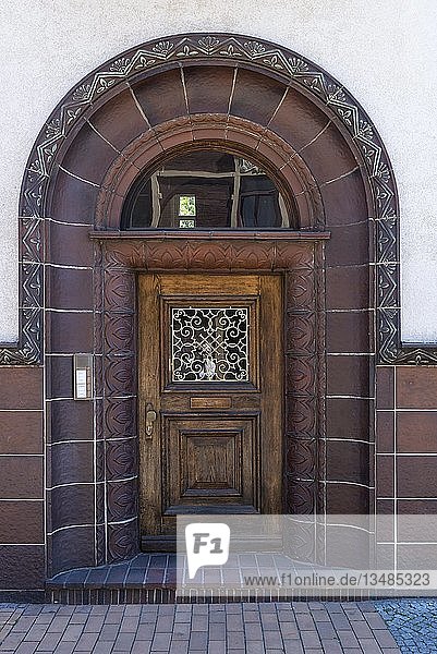 Dekorativer Eingang eines Wohnhauses um 1900  Schwerin  Mecklenburg-Vorpommern  Deutschland  Europa