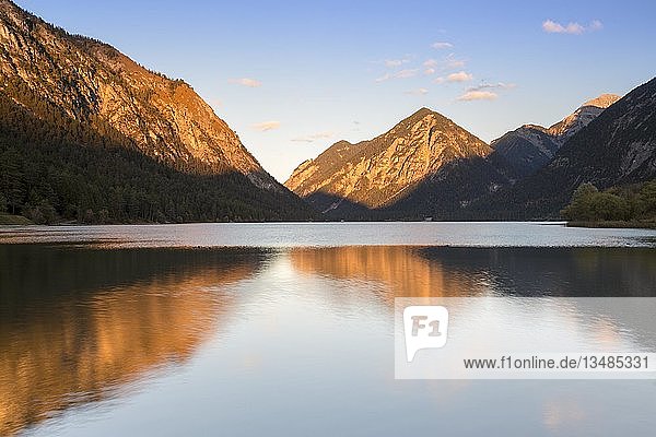 Berge am Heiterwanger See im Abendlicht Heiterwang Tirol Österreich Europa