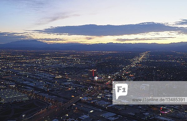 Blick vom Stratosphere Tower auf die beleuchtete Stadt mit Las Vegas Boulevard  Dämmerung  Las Vegas  Nevada  USA  Nordamerika