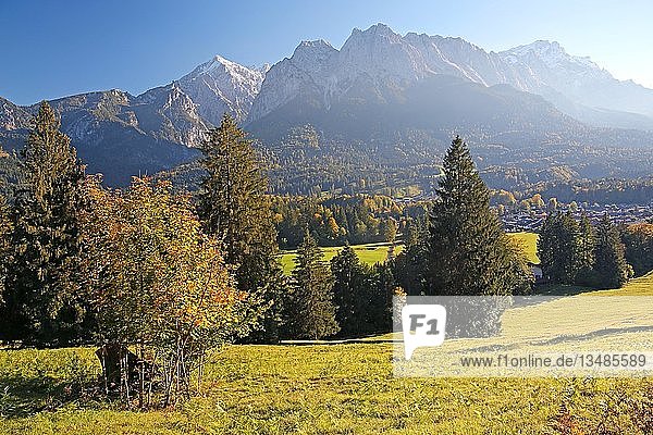 Herbstlandschaft mit Blick auf das Wettersteingebirge mit Alpspitze 2628m  Waxenstein 2277m und Zugspitze 2962m  Grainau  Werdenfelser Land  Oberbayern  Bayern  Deutschland  Europa