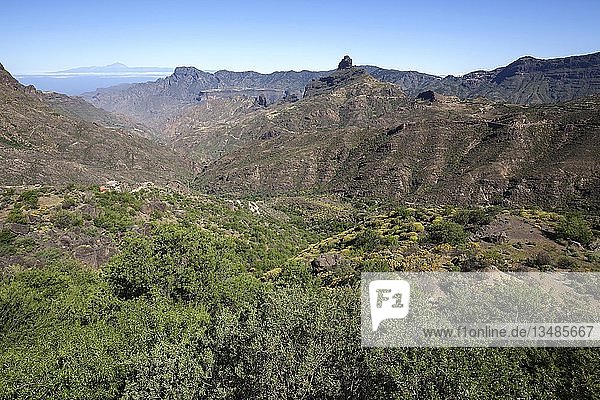 Blick von der Straße GC60 im Barranco del Chorrillo bei Tejeda  hinter der Insel Teneriffa mit dem Vulkan Teide  dem Berg Altavista und dem Kultfelsen Roque Bentayga  Gran Canaria  Kanarische Inseln  Spanien  Europa
