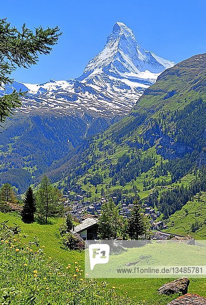 Berghaus im Weiler Ried mit Matterhorn 4478m  Zermatt  Mattertal  Wallis  Schweiz  Europa