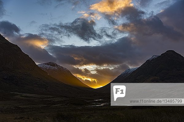 Kleiner Bach im Vordergrund mit Gipfel des Stob Coire und Stob Na Doire im Hintergrund bei Sonnenuntergang Glen Coe west Highlands Schottland Großbritannien Europa