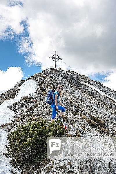 Wanderin auf dem Weg zum Seekarspitz  hinter dem Gipfel mit Gipfelkreuz des Seekarspitz  Tirol  Österreich  Europa