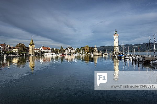 Hafen von Lindau mit Leuchtturm  Bodensee  Bodensee  Lindau - Bodensee  Schwaben  Bayern  Deutschland  Europa
