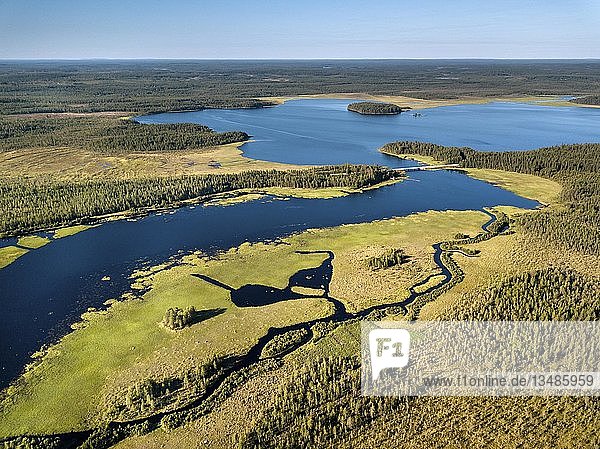 Drohnenaufnahme  Seenlandschaft mit Auen  Feuchtgebiet  Moor  boreal  arktische Nadelbäume  Wald  Wasserkanal  Suomussalmi  Kainuu  Finnland  Europa