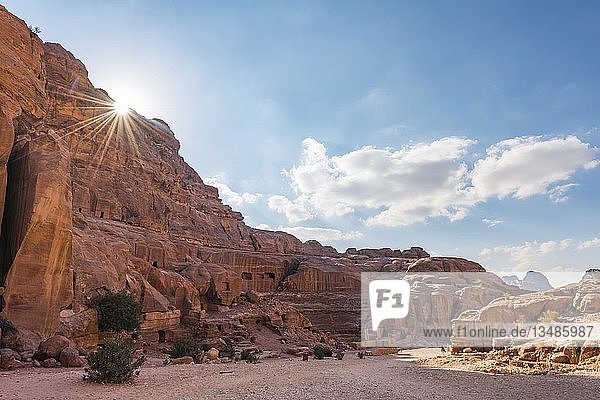 In Sandsteinfelsen gehauene Häuser  Nabatäerstadt Petra  nahe Wadi Musa  Jordanien  Asien