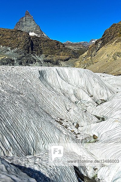 Breite Gletscherspalte auf dem Gornergletscher  dahinter das Matterhorn  Zermatt  Wallis  Schweiz  Europa