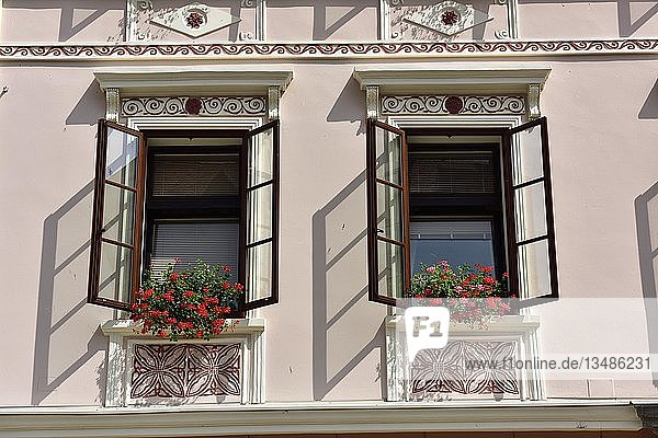 Hausfassade mit Fenstern  barocken Wandmalereien und skulpturalen Elementen  Skofja Loka  Gorenjska  Slowenien  Europa