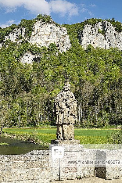 Blick auf die Hausener Zinnen und die Statue des Heiligen Nepomuk von der Hausener BrÃ¼cke aus gesehen,  Hausen im Tal,  Oberes Donautal,  Baden-WÃ¼rttemberg,  Deutschland,  Europa