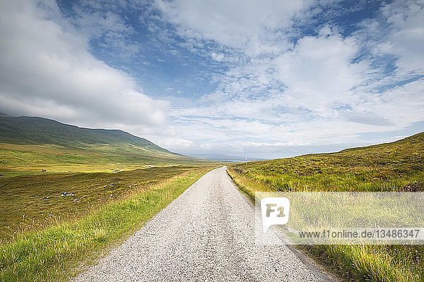 Einspurige Straße  Nördliche Highlands bei Inchkinloch  Sutherland  Schottland  Großbritannien  Europa
