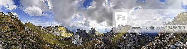 360Â° Blick von der Seekarlscharte mit Grubasee und bizarren Wolken am Himmel über dem Rofangebirge  Achensee  Tirol  Österreich  Europa