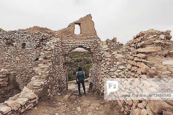 Tourist erkundet eine zerstörte Stadt  Ruinen  Ksar Meski  Errachidia  Marokko  Afrika