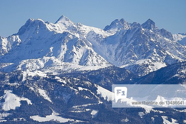 Schneebedeckte Loferer Steinberge im Winter  Tirol  Österreich  Europa