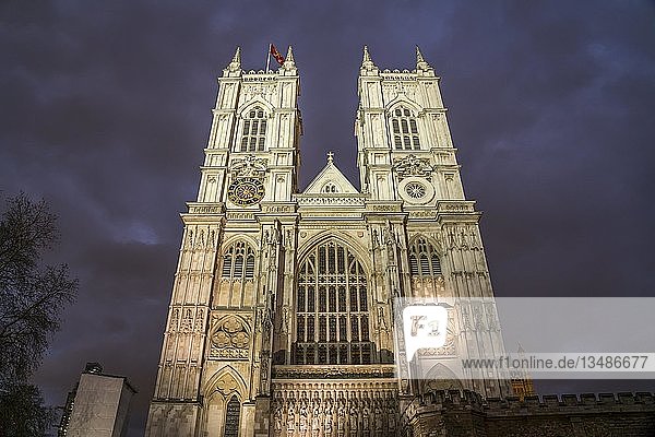 Westminster Abbey in der Abenddämmerung  London  Großbritannien