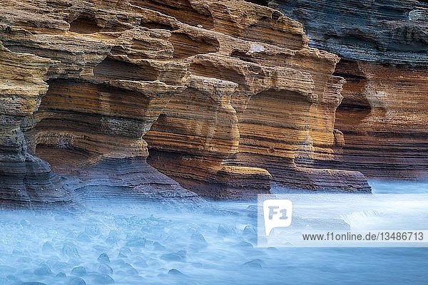 Zerklüftete Felsenküste  Costa del Silencio  Montana Amarilla  Teneriffa  Kanarische Inseln  Spanien  Europa