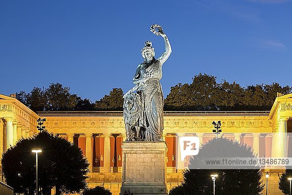 Bronzestatue Bavaria vor der Ruhmeshalle  Abenddämmerung  Theresienwiese  München  Deutschland  Europa