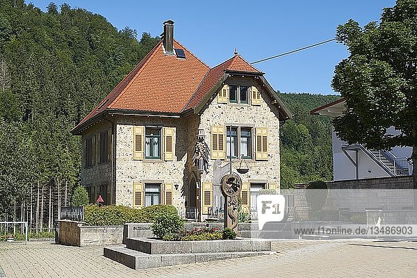 Pfarrhaus  gebaut aus BÃ¤renthaler Kalkstein  in der Gemeinde BÃ¤renthal  Landkreis Tuttlingen  Baden-WÃ¼rttemberg  Deutschland  Europa