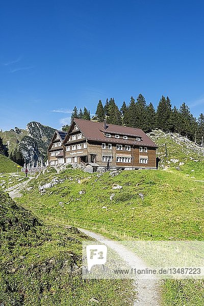 Der Berggasthof Bollenwees oberhalb des Faehlensees  Appenzeller Alpen  Kanton Appenzell Innerrhoden  Schweiz  Europa