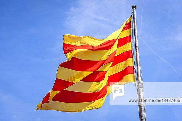 Katalanische Flagge weht im Wind  Barcelona  Katalonien  Spanien  Europa
