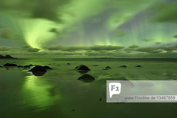 Nordlichter  Aurora Borealis über dem Strand von Utakleiv  Lofoten  Norwegen  Europa