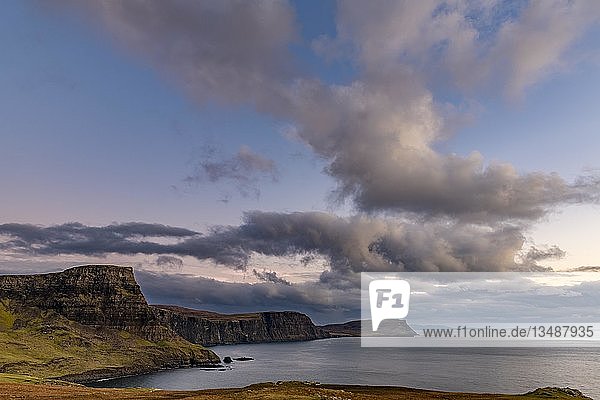 Westküste Isle of Sky mit Nordsee bei Sonnenuntergang  Neist Point  Dunvegan  Isle of Sky  Schottland  Vereinigtes Königreich  Europa