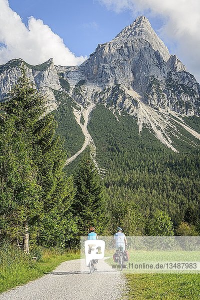 Zwei Mountainbiker  auf dem Radweg Via Claudia Augusta  Alpenübergang  auf der Rückseite Sonnenspitze  Berglandschaft  Tiroler Alpen  Alpenübergang  bei Ehrwald  Tirol  Österreich  Europa