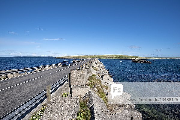 Churchill-Barriere Nr. 3  erbaut während des Zweiten Weltkriegs zum Schutz des natürlichen Hafens von Scapa Flow  South Ronaldsay  Orkney  Schottland  Vereinigtes Königreich  Europa