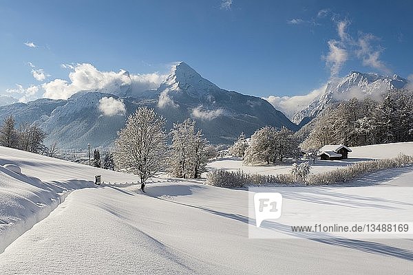 Winterlandschaft mit Blick auf den Watzmann  rechts der Hochkalter  Nationalpark Bischofswiesen Berchtesgaden  Berchtesgadener Land  Oberbayern  Bayern  Deutschland  Europa