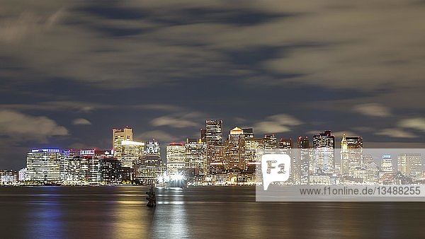 Ansicht der Skyline von Boston bei Nacht  Wolkenkratzer  vor Boston Main Channel  Boston  Massachusetts  USA  Nordamerika