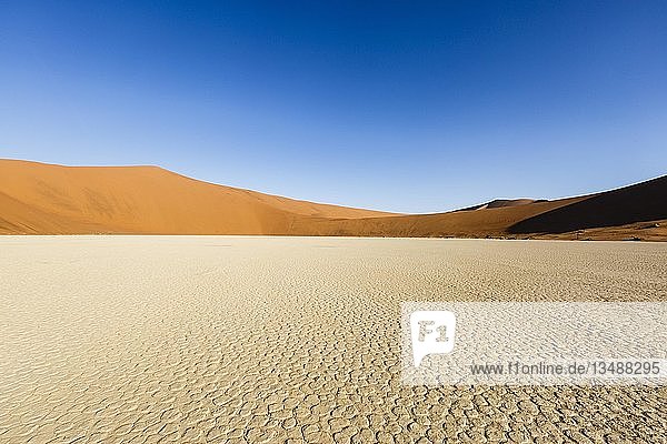 Rissiger  ausgetrockneter Boden im Deadvlei  Sossusvlei  Namibia  Afrika