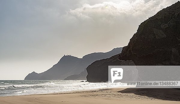 Sandstrand mit Felsen am Meer  Playa de Mónsul  Nationalpark Cabo de Gata-Nijar  Almería  Spanien  Europa