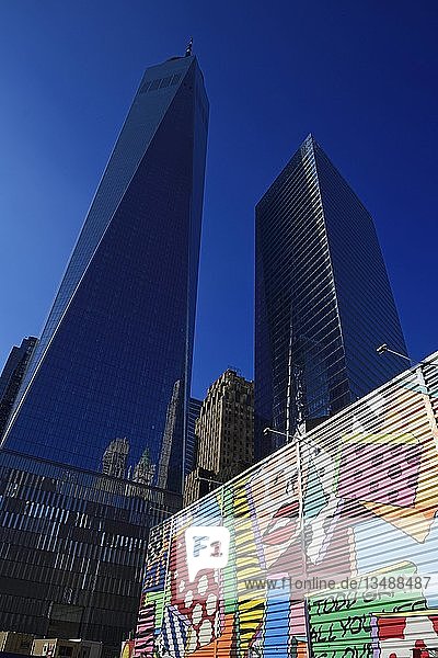 Baustelle mit graffitiverzierten Wänden vor dem One World Trade Center Transportation Hub  Ground Zero  Manhattan  New York  USA  Nordamerika