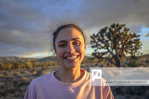 Porträt einer schönen jungen Frau im Abendlicht  Mojave-Wüste  Wüstenlandschaft  Mojave National Preserve  Kalifornien  USA  Nordamerika