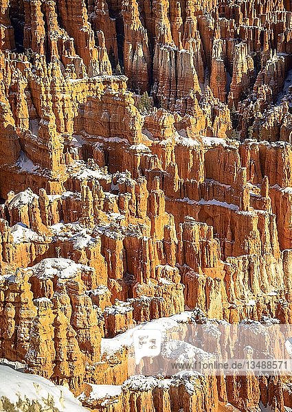 verschneite bizarre Felslandschaft mit Hoodoos im Winter Inspiration Point Bryce Canyon Nationalpark Utah USA Nordamerika