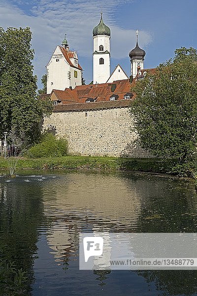 Untere Stadtmauer mit Wassertor  Nikolaikirche und Klosterkirche St. Georg  Isny  AllgÃ¤u  Baden-WÃ¼rttemberg  Deutschland  Europa