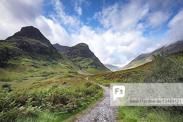 Wanderweg durch das Glen Coe Tal  Highlands  Schottland  Großbritannien