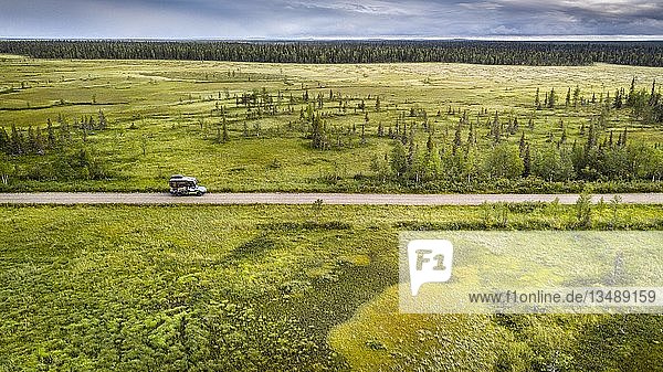Drohnenansicht  Luftaufnahme  Wohnmobil (Ford Ranger mit Aufbau Oman) auf Schotterpiste in Feuchtgebiet  Moor mit borealen  arktischen Koniferen  SodankylÃ¤  Lappland  Finnland  Europa