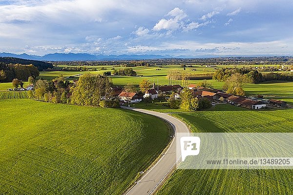 Siegertshofen  bei Egling  TÃ¶lzer Land  Voralpenland  Drohnenaufnahme  Oberbayern  Bayern  Deutschland  Europa