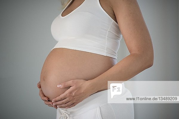 Frau im neunten Monat schwanger  Deutschland  Europa