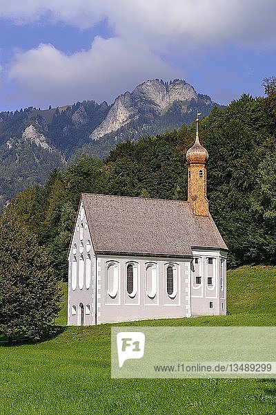 Kreuzkirche von Windshausen  im hinteren Heuberg  NuÃŸdorf  Oberbayern  Bayern  Deutschland  Europa