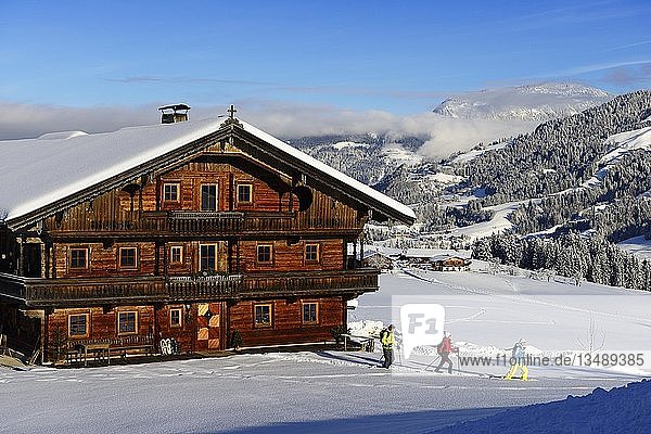 Schneeschuhwanderer  alter Bauernhof  Blockhaus  Gruberberg  Hopfgarten  Kitzbüheler Alpen  Tirol  Österreich  Europa