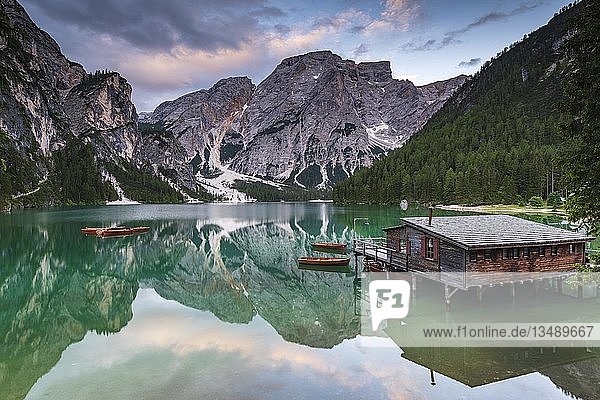 Grüner Bergsee mit Booten und Bootshaus  Seekogelspitze im Hintergrund  Wasserspiegelung  Pragser Wildsee  Dolomiten  Italien  Europa