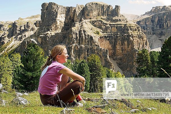 MÃ?dchen genieÃŸt die Aussicht auf das Langental im Nationalpark Puez Geisler  SÃ lva  Wolkenstein  GrÃ¶den  GrÃ¶dnertal  SÃ?dtirol  Italien  Europa