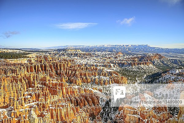 Blick auf das Amphitheater  schneebedeckte bizarre Felslandschaft mit Hoodoos im Winter  Inspiration Point  Bryce Canyon National Park  Utah  USA  Nordamerika